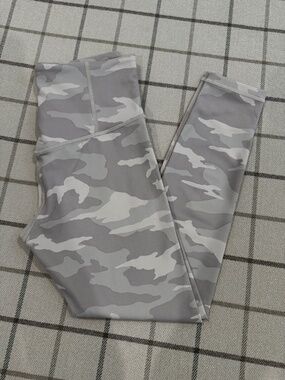 Athleta Camo in Grey Cream No Seam ⅞" Legging Size XS